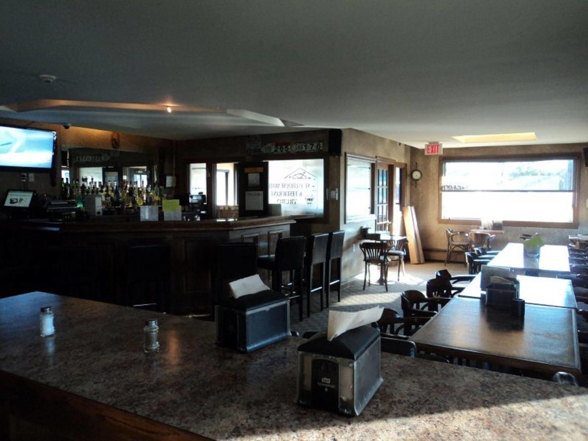 Stonehouse Motel And Restaurant Truro Exterior photo